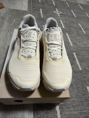 On Running Cream/White Lightweight Trainers
